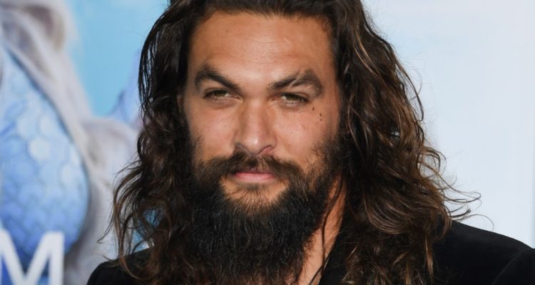 Jason Momoa fuori forma in spiaggia a Venezia